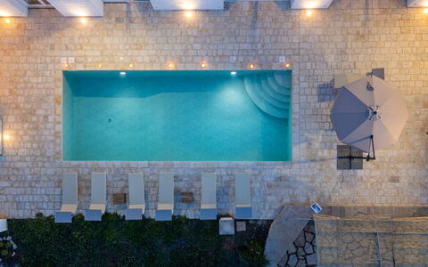 Villa Puspo 8: Piscina, Blu, Mobili Da Esterno, Pavimentazione, Ricorrere, Pavimento, Materiale Composito, Giochi D'Acqua, Terme, Lettino
