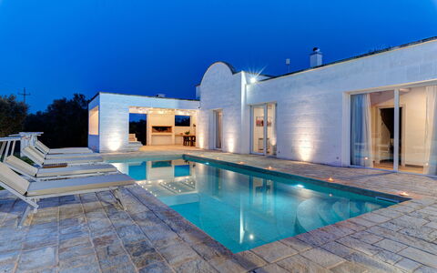 Villa Puspo 8: Blu, Piscina, Materiale Composito, Ricorrere, Estate, Piastrella, Giochi D'Acqua, Calcestruzzo, Shade, Villa