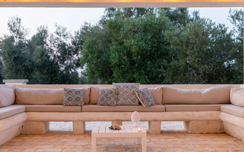 Villa Puspo 8: Pavimento, Divano, Mobilia, Mobili Da Esterno, Shade, Latifoglie, Design, Divano Letto, Soggiorno