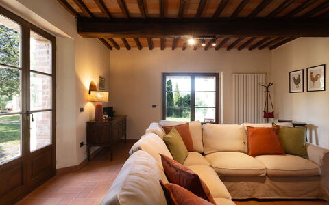 Podere San Lorenzo 12: Mobilia, Interior Design, Pavimentazione, Parete, Pavimento, Divano, Legna, Soffitto, Camera, Soggiorno