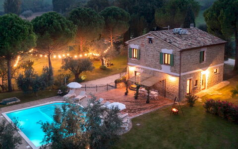 Villa Cherubini 8+1: Zona Residenziale, Casa, Villetta, Estate, Notte, Dimora, Backyard, Giardino, Cortile, Prato