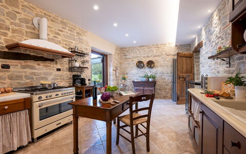 Villa Cherubini 8+1: Mobilia, Cucina, Interior Design, Pavimentazione, Legna, Controsoffitto, Cabinetry, Elettrodomestico Da Cucina, Soffitto, Pavimento