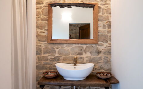 Villa Cherubini 8+1: Parete, Interior Design, Specchio, Idraulico Fixture, Lavandino Del Bagno, Bagno, Illuminazione, Muro ​​Di Pietra, Camera, Lavello