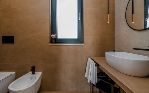 Kapoka 6: Parete, Pavimentazione, Pavimento, Idraulico Fixture, Bagno, Interior Design, Lavandino Del Bagno, Marrone, Lavello, Specchio