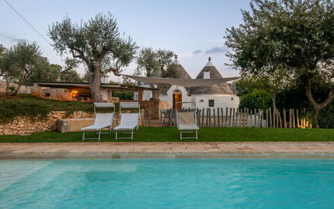 Trullo Luna 6+1: Giardino, Prato, Estate, Shade, Piscina, Backyard, Hacienda, Cortile, Landscaping, Agriturismo