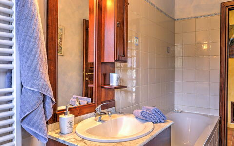 Villa Ipazia 6: Idraulico Fixture, Lavandino Del Bagno, Pavimentazione, Interior Design, Lavello, Bagno, Pavimento, Rubinetto, Idraulico, Mobilia