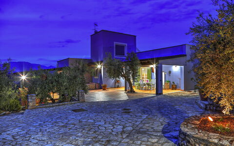 Villa Ipazia 6: Blu, Notte, Casa, Mezzanotte, Paesaggio Di Illuminazione, Estate, Sicurezza Illuminazione, Energia Elettrica, Giardino, Landscaping