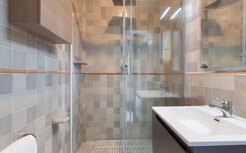 Villa Puntala 10: Pavimentazione, Parete, Pavimento, Interior Design, Idraulico Fixture, Bagno, Piastrella, Idraulico, Soffitto, Materiale Composito