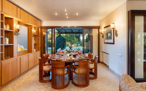 Villa Puntala 10: Mobilia, Interior Design, Legna, Pavimentazione, Tavolo, Soffitto, Sala Da Pranzo, Sedia, Cucina & Sala Da Pranzo Tavolo, Illuminazione