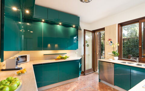 Villa Puntala 10: Cucina, Interior Design, Elettrodomestico Da Cucina, Cabinetry, Controsoffitto, Mobilia, Apparecchio Major, Legna, Soffitto, Pavimentazione