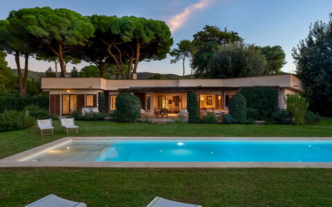 Villa Puntala 10: Piscina, Giardino, Arbusto, Casa, Ricorrere, Estate, Agriturismo, Backyard, Prato, Landscaping
