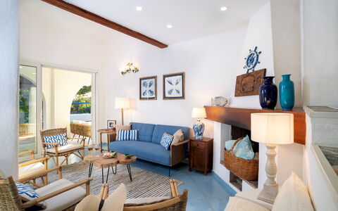 Villa Sandra 10: Mobilia, Interior Design, Pavimentazione, Legna, Divano, Pavimento, Tavolo, Sedia, Illuminazione, Soggiorno