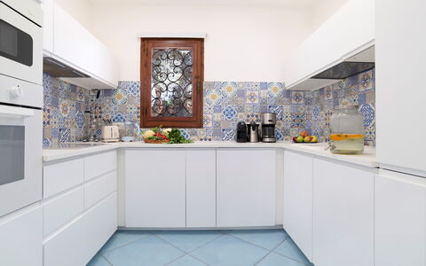 Villa Sandra 10: Blu, Cucina, Pavimentazione, Interior Design, Pavimento, Piastrella, Controsoffitto, Mosaico, Apparecchio Major, Elettrodomestico Da Cucina