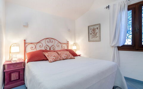 Villa Sandra 10: Mobilia, Letto, Camera Da Letto, Interior Design, Lenzuolo, Pavimento, Bedding, Pavimentazione, Biancheria, Casa