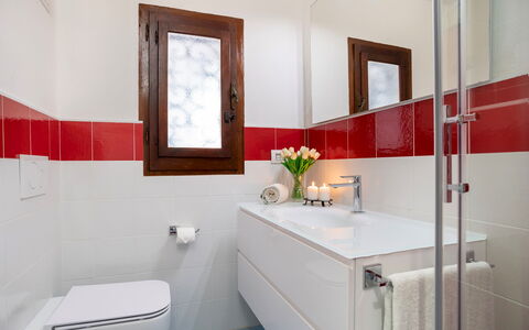 Villa Sandra 10: Bagno, Idraulico Fixture, Pavimentazione, Interior Design, Pavimento, Lavello, Rubinetto, Lavandino Del Bagno, Idraulico, Piastrella