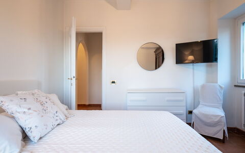 Tenuta Cavi 10: Letto, Interior Design, Mobilia, Camera Da Letto, Bedding, Parete, Lenzuolo, Pavimento, Pavimentazione, Legna