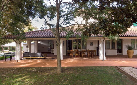 La Scuderia 8: Zona Residenziale, Casa, Casa, Tetto, Shade, Porta, Portico, Estate, Colonna, Prato