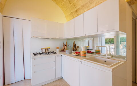 Kyvos 10: Cucina, Interior Design, Elettrodomestico Da Cucina, Pavimentazione, Controsoffitto, Legna, Apparecchio Major, Pavimento, Soffitto, Cabinetry