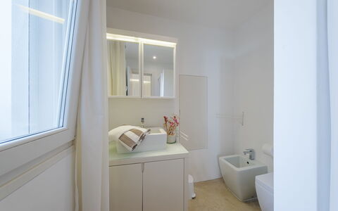 Kyvos 10: Pavimentazione, Interior Design, Pavimento, Parete, Legna, Idraulico Fixture, Soffitto, Bagno, Camera, Illuminazione