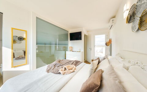 Dimora Solaris 6: Letto, Interior Design, Camera Da Letto, Mobilia, Pavimentazione, Pavimento, Legna, Bedding, Soffitto, Lenzuolo