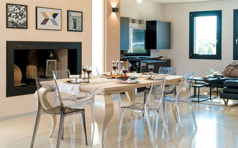 Dimora Solaris 6: Mobilia, Pavimentazione, Interior Design, Sedia, Pavimento, Tavolo, Cucina & Sala Da Pranzo Tavolo, Soffitto, Sala Da Pranzo, Bicchiere