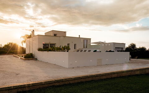 Dimora Solaris 6: Cielo, Parete, Architettura, Facciata, Zona Residenziale, Casa, Materiale Composito, Calcestruzzo, Estate, Shade