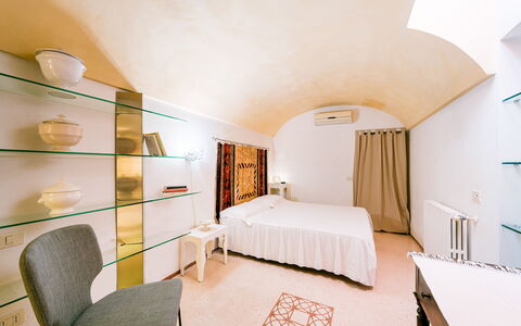 Villa dei Glicini 8+2: Parete, Interior Design, Pavimento, Pavimentazione, Mobilia, Soffitto, Camera Da Letto, Camera, Letto, Illuminazione