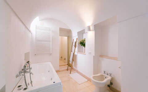 Villa dei Glicini 8+2: Parete, Pavimentazione, Idraulico Fixture, Pavimento, Bagno, Interior Design, Vasca Da Bagno, Soffitto, Illuminazione, Idraulico