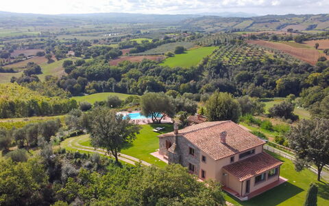 Casale Ombrone 11: Piscina, Agriturismo, Estate, Villa, Prato, Hacienda, Dimora, Eco Hotel, Azienda Agricola, Piantagione