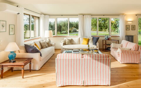 Casale Ombrone 11: Mobilia, Interior Design, Pavimentazione, Divano, Pavimento, Legna, Soffitto, Camera, Soggiorno, Tavolo