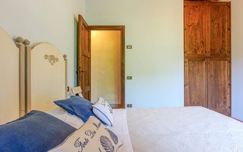 Villa Jasmine 8: Legna, Interior Design, Camera Da Letto, Mobilia, Letto, Lenzuolo, Pavimentazione, Pavimento, Camera, Bedding