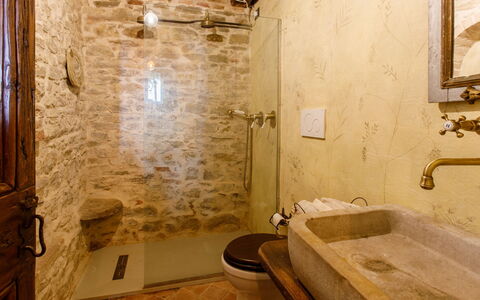 Casalina 8: Parete, Idraulico Fixture, Bagno, Rubinetto, Interior Design, Pavimentazione, Idraulico, Lavello, Lavandino Del Bagno, Pavimento
