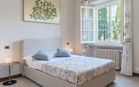 Villa la Cicaliera 10: Camera Da Letto, Letto, Tessile, Lenzuolo, Bedding, Biancheria, Mobilia, Interior Design, Telaio Del Letto, Pavimento