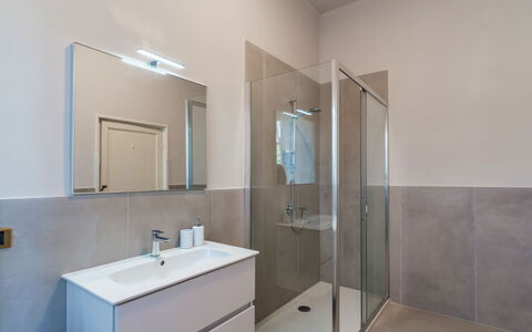 Villa la Cicaliera 10: Pavimentazione, Pavimento, Bagno, Idraulico Fixture, Interior Design, Idraulico, Rubinetto, Specchio, Camera, Mobiletto Del Bagno