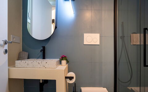 Casa Moros 6: Lavandino Del Bagno, Interior Design, Idraulico Fixture, Bagno, Parete, Pavimentazione, Pavimento, Lavello, Specchio, Rubinetto