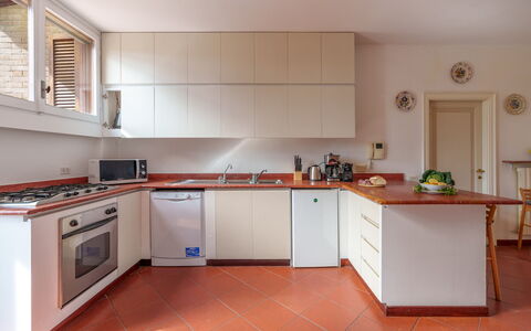 Villa Lia 10: Elettrodomestico Da Cucina, Cucina, Controsoffitto, Apparecchio Major, Cabinetry, Pavimentazione, Interior Design, Legna, Elettrodomestico, Cucina Stufa