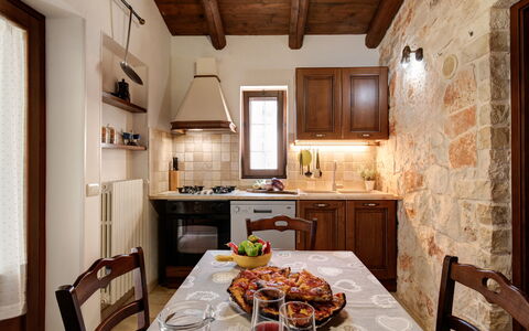 Trulli Italia 6+2: Mobilia, Interior Design, Parete, Pavimentazione, Soffitto, Cucina, Lampada, Controsoffitto, Pavimento, Elettrodomestico Da Cucina