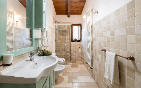 Trulli Italia 6+2: Pavimentazione, Parete, Interior Design, Pavimento, Idraulico Fixture, Bagno, Soffitto, Illuminazione, Piastrella, Rubinetto