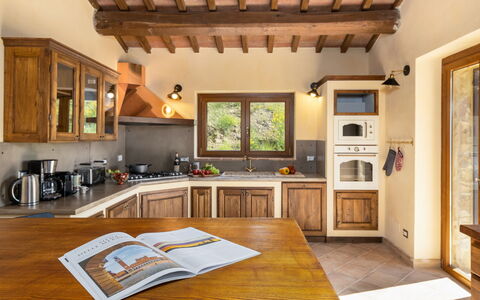 Poggio delle Lumie 6: Mobilia, Interior Design, Cucina, Legna, Pavimentazione, Controsoffitto, Casa, Cabinetry, Soffitto, Elettrodomestico Da Cucina