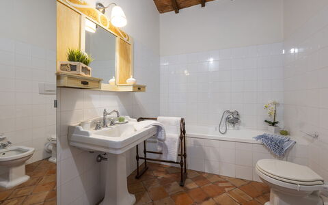 Podere Casanovina 12: Bagno, Idraulico Fixture, Pavimentazione, Interior Design, Lavandino Del Bagno, Pavimento, Lavello, Rubinetto, Idraulico, Gabinetto