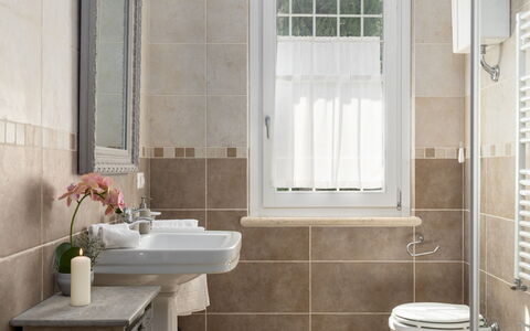 La Casetta 12: Bagno, Idraulico Fixture, Interior Design, Lavello, Pavimentazione, Rubinetto, Pavimento, Idraulico, Lavandino Del Bagno, Gabinetto