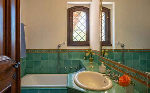 Dolce Collina 10: Bagno, Idraulico Fixture, Lavandino Del Bagno, Interior Design, Parete, Pavimentazione, Lavello, Rubinetto, Pavimento, Idraulico