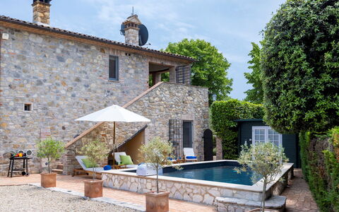 Villa Aperolli 4: Blu, Piscina, Casa, Casa, Vaso Di Fiori, Villetta, Pianta Della Casa, Giardino, Ombrello, Estate