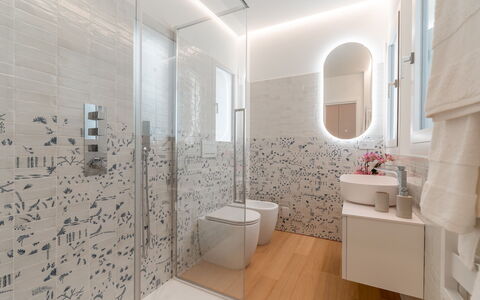 Dimora Mareblu 6: Pavimentazione, Interior Design, Parete, Pavimento, Idraulico Fixture, Bagno, Soffitto, Idraulico, Lampada, Illuminazione
