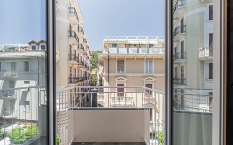 Dimora Mareblu 6: Appartamento, Materiale Composito, Balcone, Bicchiere, Condominio, Shade, Corrimano, Alluminio, Illuminazione Diurna, Acciaio