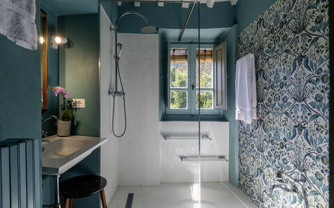 Case Novole 10: Blu, Parete, Idraulico Fixture, Bagno, Interior Design, Lavandino Del Bagno, Lavello, Pavimentazione, Rubinetto, Idraulico