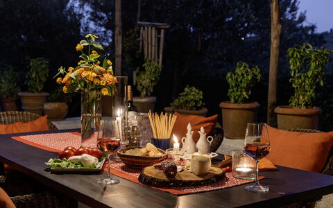 Case Novole 10: Mobilia, Tavola, Tavolo, Tovaglia, Bicchieri, Cibo, Serveware, Interior Design, Sedia, Vaso Di Fiori