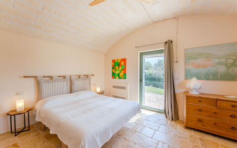 Trullo Magnifico 8: Mobilia, Parete, Pavimento, Interior Design, Pavimentazione, Legna, Soffitto, Camera Da Letto, Letto, Illuminazione
