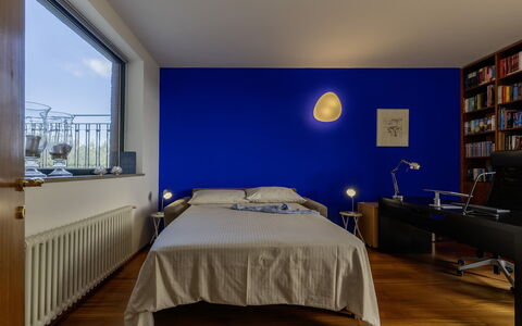 Villa Amyra 6+2: Blu, Parete, Interior Design, Camera Da Letto, Mobilia, Letto, Soffitto, Pavimentazione, Pavimento, Lenzuolo