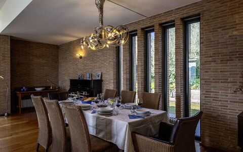 Villa Amyra 6+2: Parete, Mobilia, Legna, Interior Design, Soffitto, Lampada, Sala Da Pranzo, Lampadario, Illuminazione, Cucina & Sala Da Pranzo Tavolo